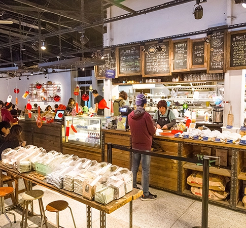 Compostable Tableware Used In Supermarket