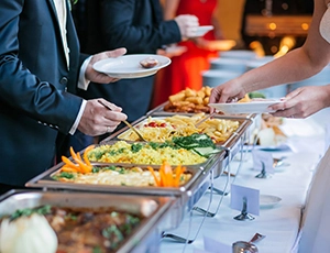 compostable plates and cutlery for wedding
